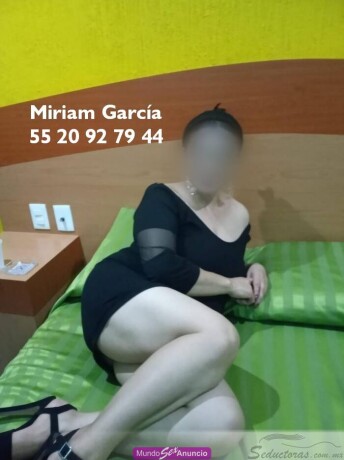 ardiente-mujer-madura-con-perrito-en-ciudad-de-mxico-df-distrito-federal-5520927944-big-1