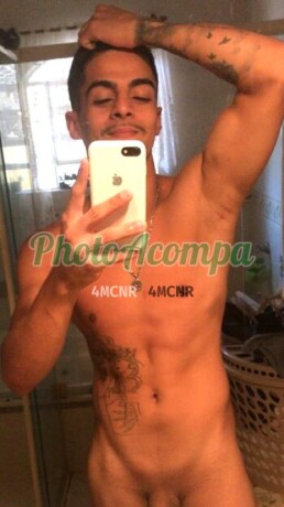 leozera-lindo-moreno-tatuado-com-a-barriga-chapada-big-1