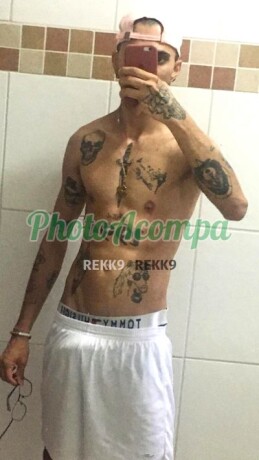 juliano-moreno-tatuado-com-um-dote-gostoso-para-voc-chupar-big-1