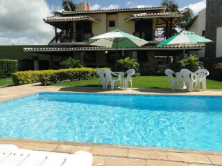 Casa de temporada em Guarajuba, Camacari Bahia. Guarajuba - Casa Ampla - Capacidade 23 pessoas - 74 com ar sendo 05 suites com tv03 com frigobar - Piscina e Quiosque com Chu